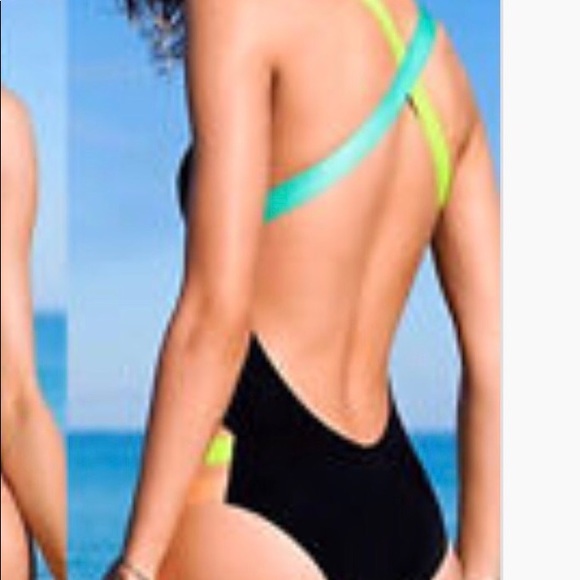 Scoop-neck swimsuit-no brand name - Picture 3 of 5
